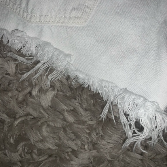 NWOT Levi’s Cutoff Denim Shorts in White - Picture 8 of 8